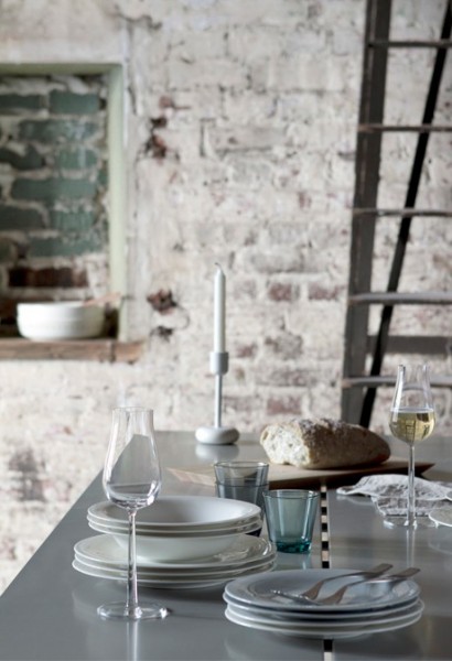 Building on the popularity of his Essence collection, Alfredo Häberli has taken the simple, innovative design of his wine glasses and added curves that entice the eye and fit the hand. This refined, attractively balanced new series can still serve a full range of fine wines while enhancing any table setting with a perfect blend of timeless beauty and functionality.
