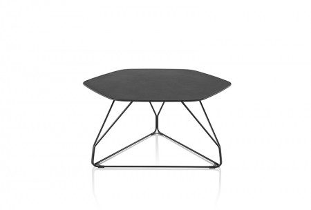 By unifying the color of the base and top—white, black or graphite—you have a choice of round, hexagon or triangle