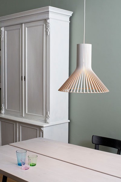 The Secto Puncto 4203 Pendant Light spreads light over a large area and is perfect for over your kitchen or dining table. Available in 4 finishes.