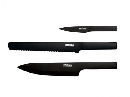 The Stelton Pure Black Knife Set high functionality and a tight, stylish look. This knife set, which consists of a large chef’s knife, bread knife and utility knife, gives you three of the most important knives in the kitchen. 
