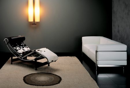 Available in cow skin with black leather headrest, or a special beige canvas (natural, dark brown or black headrest and footrest).
