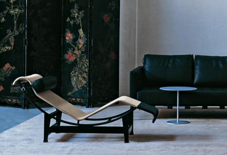 The LC 4 is also available in a special beige canvas (natural, dark brown or black headrest and footrest).