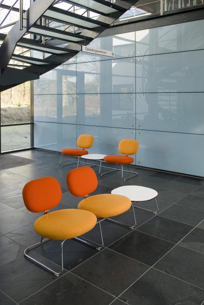 Small but eye-catching. With two round cushions for the backrest and seat and a metal band that links these to the metal frame. On its own or in a group, the Vega is comfortable without being too comfortable. A typical Artifort touch is the round, brightly coloured cushions in every imaginable colour combination.