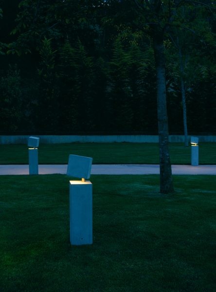 The Vibia Break Outdoor Lamp could pass as a sculpture. The form is that of a vertical block with a head that appears to separate, leaving open a small slit through which the beam of light emerges. This provides pleasant, subtle lighting that allows you to enjoy the outdoors and its forms in the evening with non-disturbing glare. It can be used to mark paths or illuminate smaller spaces.