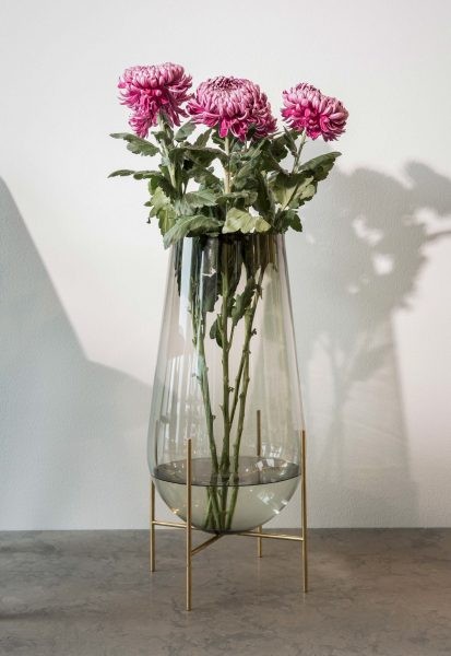 The Menu Echasse Vase, designed by Theresa Arns, combines the classic elegance of a traditional glass vase with a playful, light expression. The word échasse is French for stilts – and this round-bottomed vase is anchored to the table by four slender legs that resemble stilts.