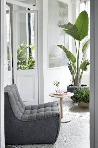 20232 N701 sofa 1 seater dark grey & 50020 Oak Torsion side table